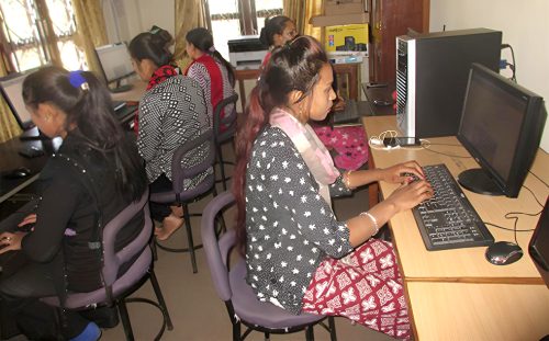 प्रविधिले पनि छाडेन महिला विभेद