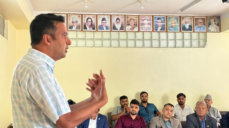 कांग्रेस कार्यालयमा बहस : चोभारको डाडा किन काट्नु नपर्ने ?
