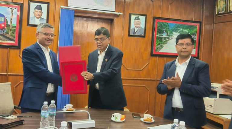 भौतिक पूर्वाधारमन्त्री दाहाल र सचिव शर्माबीच कार्यसम्पादन सम्झौता