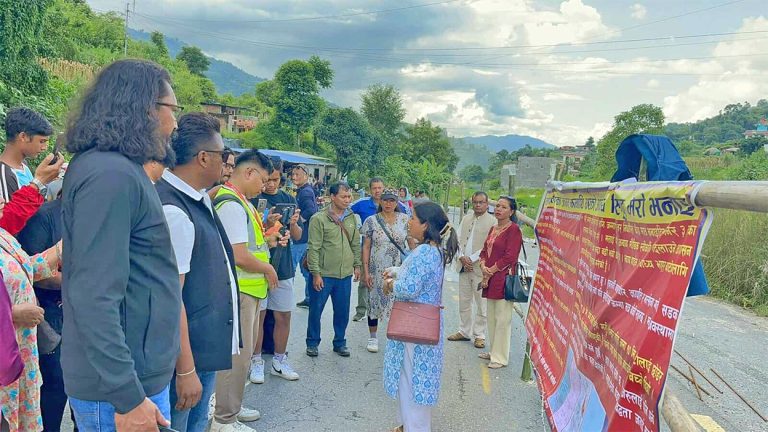 धादिङको धार्के सडकमा नेवा: राष्ट्रिय परिषदले लगायो बार