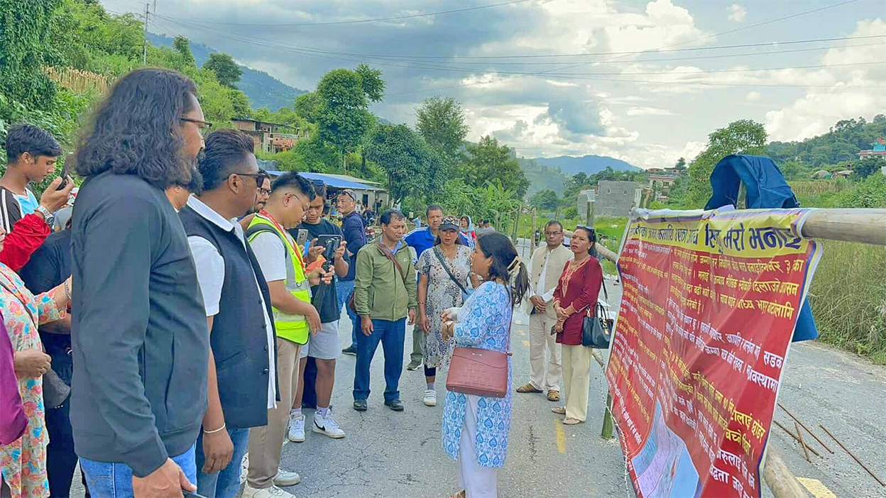 धादिङको धार्के सडकमा नेवा: राष्ट्रिय परिषदले लगायो बार