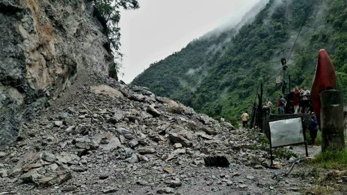 सुक्खा पहिरो खसेपछि पृथ्वी राजमार्ग अवरुद्ध