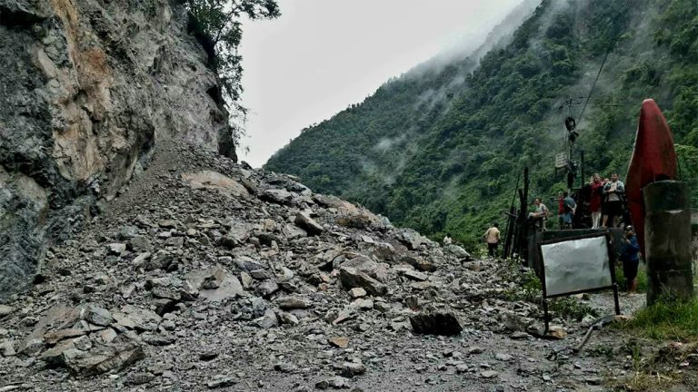 सुक्खा पहिरो खसेपछि पृथ्वी राजमार्ग अवरुद्ध