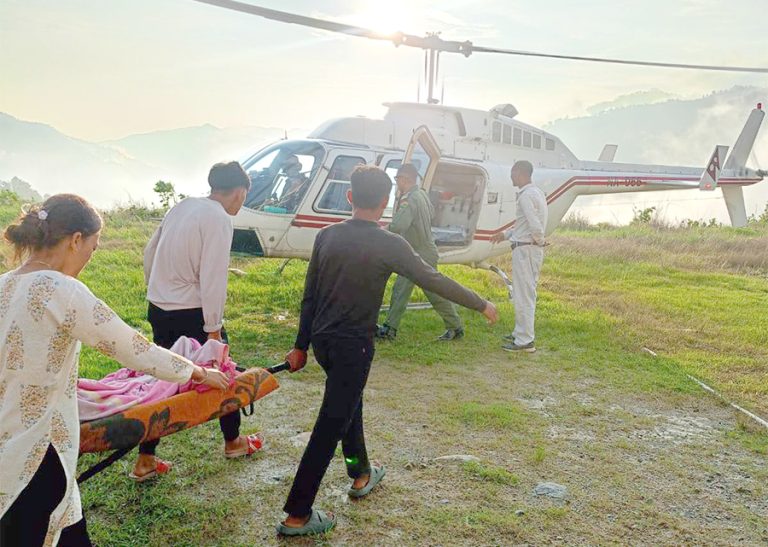 काभ्रेको महाभारतबाट गर्भवती र सुत्केरीको हेलिकप्टरबाट उद्धार