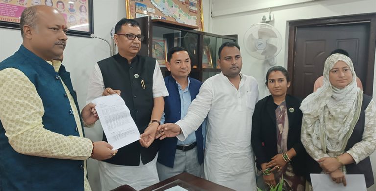 किसानलाई तत्काल राहत दिन प्रतिपक्षी दलको माग, मुख्यमन्त्रीलाई बुझाए ज्ञापन पत्र