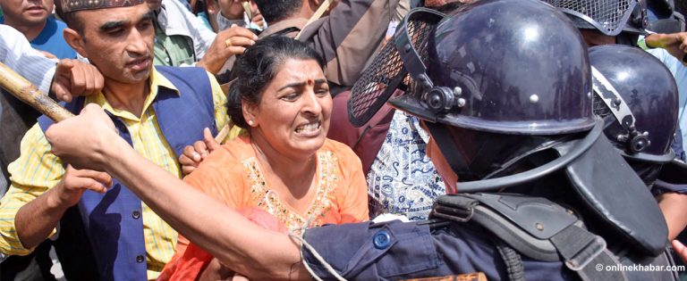 दूध उत्पादक किसान र प्रहरीबीच घम्साघम्सी (तस्वीरहरू)