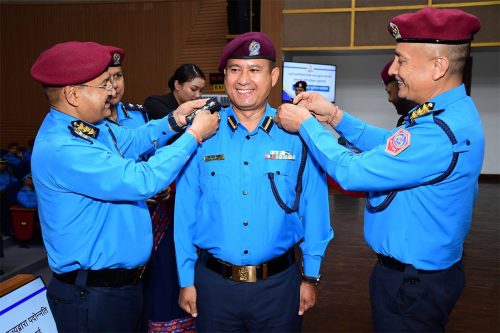 ३५ प्रहरी अधिकृतलाई दर्ज्यानी चिन्ह प्रदान