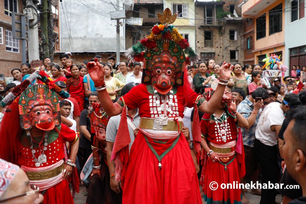 भक्तपुरमा देखाइयो देवीदेवताको भेषमा नीलबाराही नाच (तस्वीरहरू)