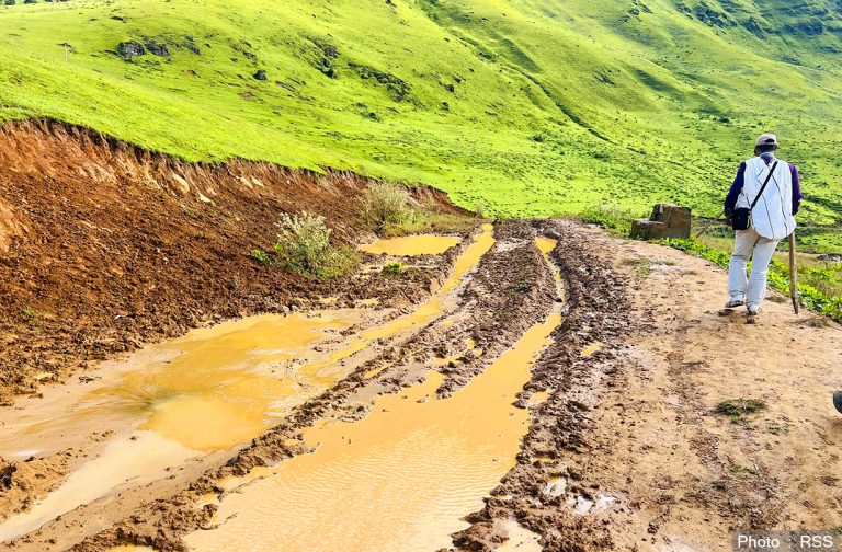 बर्खामा गाडी नचल्दा खाद्यान्न ढुवानीमा समस्या