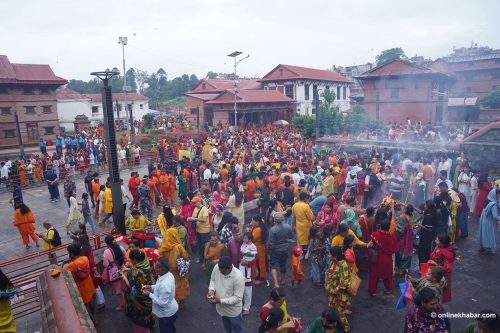 तेस्रो सोमबार पशुपतिमा श्रद्धालुको घुइँचो (तस्वीरहरू)