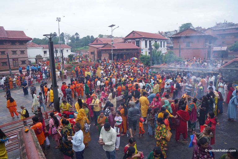 तेस्रो सोमबार पशुपतिमा श्रद्धालुको घुइँचो (तस्वीरहरू)