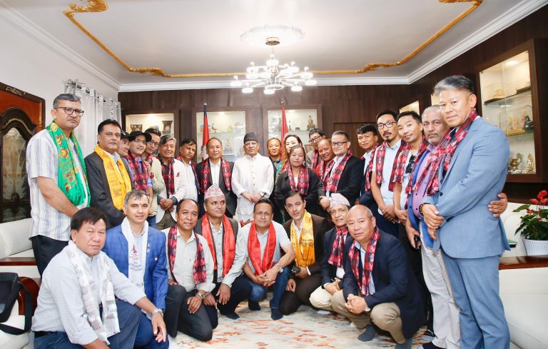 प्रचण्डले घरमै बोलाएर दिए पर्वतारोहण संघको नवनिर्वाचित कार्यसमितिलाई बधाई