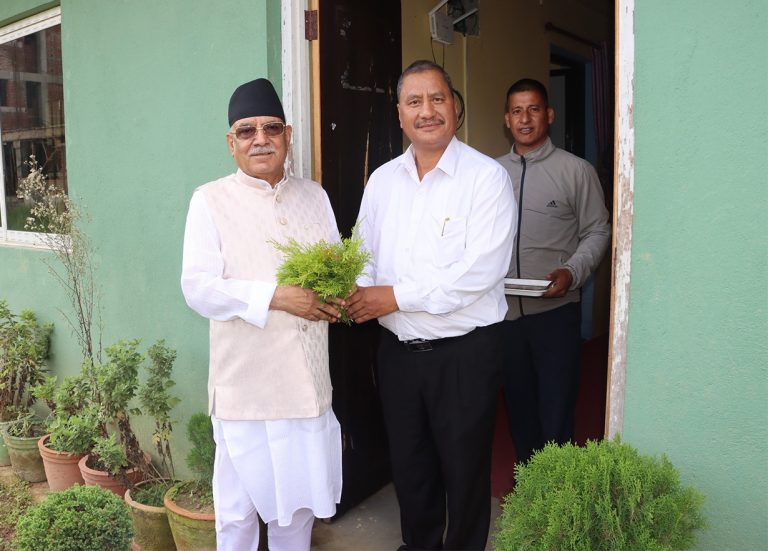 विप्लवलाई भेट्न उनकै निवास पुगे प्रचण्ड