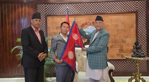 प्रधानमन्त्रीबाट राष्ट्रिय झण्डा लिई इण्डोनेसिया जाँदै पर्वतारोही प्रकाशराज पाण्डे