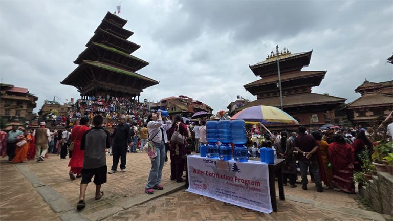 भक्तपुरमा गाईजात्राका सहभागीलाई रोटरी र रोटर्‍याक्टले वितरण गर्‍यो निःशुल्क खानेपानी