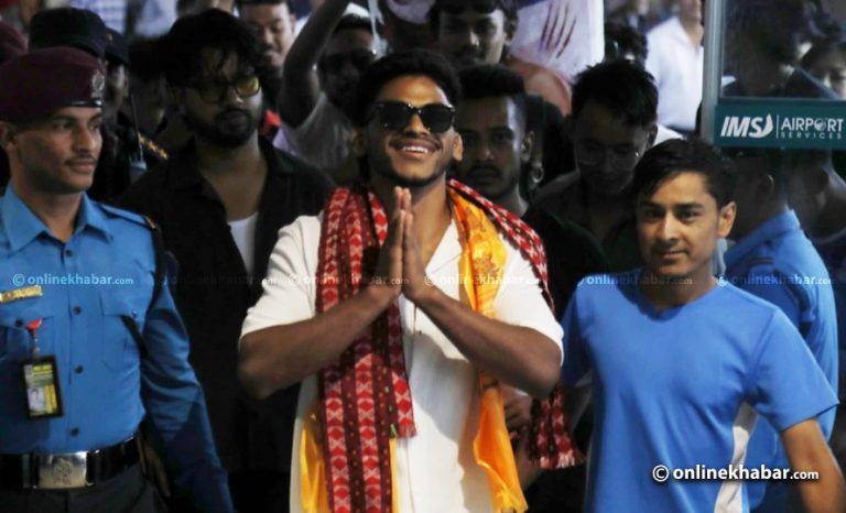 एमएफएन च्याम्पियन रवीन्द्र स्वदेश फर्किए, विमानस्थलमा भव्य स्वागत