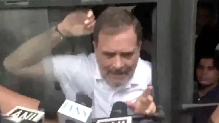 भारतमा विपक्षी सांसदहरूको सडक प्रदर्शन, राहुल गान्धीसहितका नेता पक्राउ