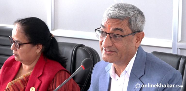 संविधानले दोहोरो नागरिकताको परिकल्पना गरेको छैन : गृहमन्त्री लेखक