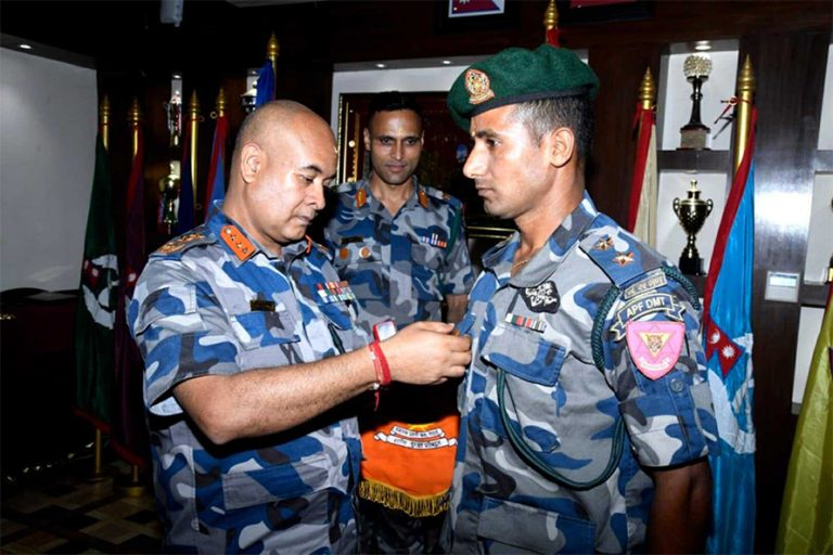 अनलाइनखबरको ‘४० मुनिका ४०’मा परेका रमेश थापालाई सशस्त्र प्रहरी प्रधान कार्यालयमा सम्मान