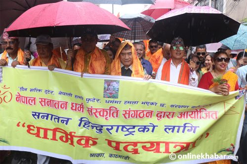हिन्दुराष्ट्रको माग गर्दै मैतिदेवीदेखि पशुपतिनाथसम्म राप्रपाको पैदल यात्रा (तस्वीरहरू)