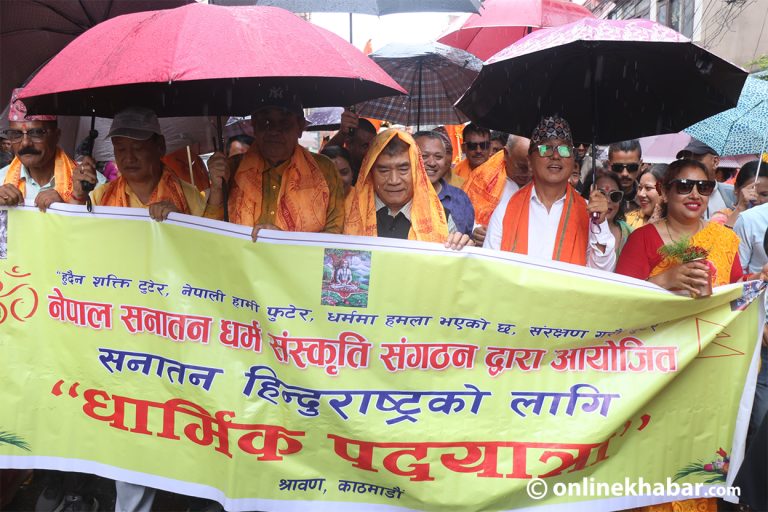 हिन्दुराष्ट्रको माग गर्दै मैतिदेवीदेखि पशुपतिनाथसम्म राप्रपाको पैदल यात्रा (तस्वीरहरू)