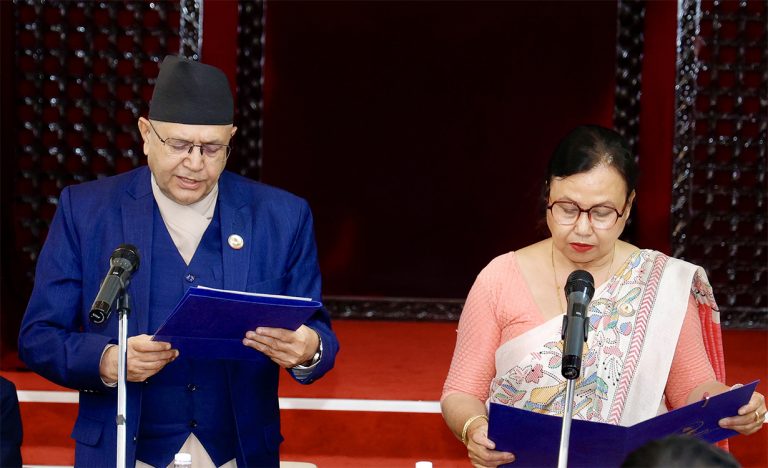 राज्य व्यवस्था तथा सुशासन समिति सभापति न्यौपानेद्वारा शपथ ग्रहण