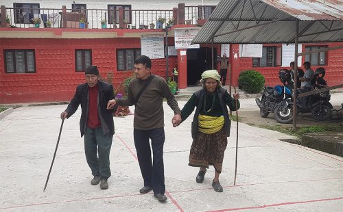 बैंक परिवर्तन हुँदा दिक्तेलका ज्येष्ठ नागरिकलाई सामाजिक सुरक्षा भत्ता बुझ्न सास्ती