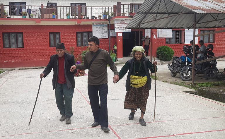 बैंक परिवर्तन हुँदा दिक्तेलका ज्येष्ठ नागरिकलाई सामाजिक सुरक्षा भत्ता बुझ्न सास्ती