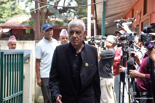 कांग्रेस दलको कार्यालयमा सत्ता पक्षका सांसदको चहलपहल (तस्वीरहरू)