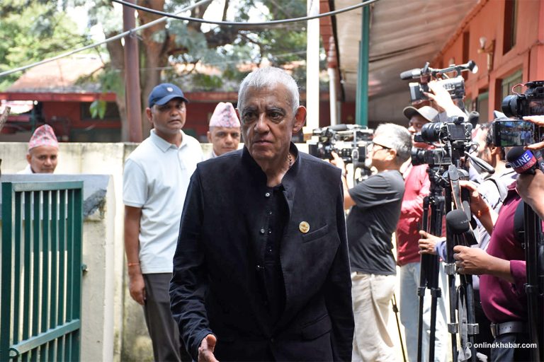 कांग्रेस दलको कार्यालयमा सत्ता पक्षका सांसदको चहलपहल (तस्वीरहरू)