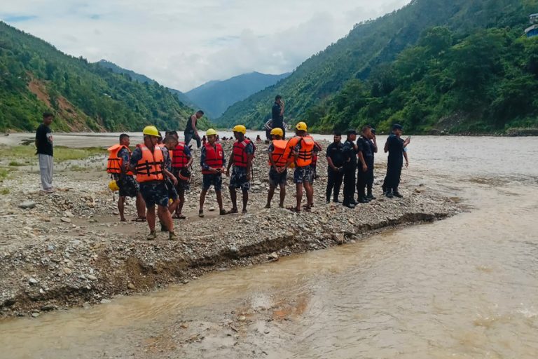 कुकुर बचाउन खोज्दा एक युवा सुनकोशीमा बेपत्ता