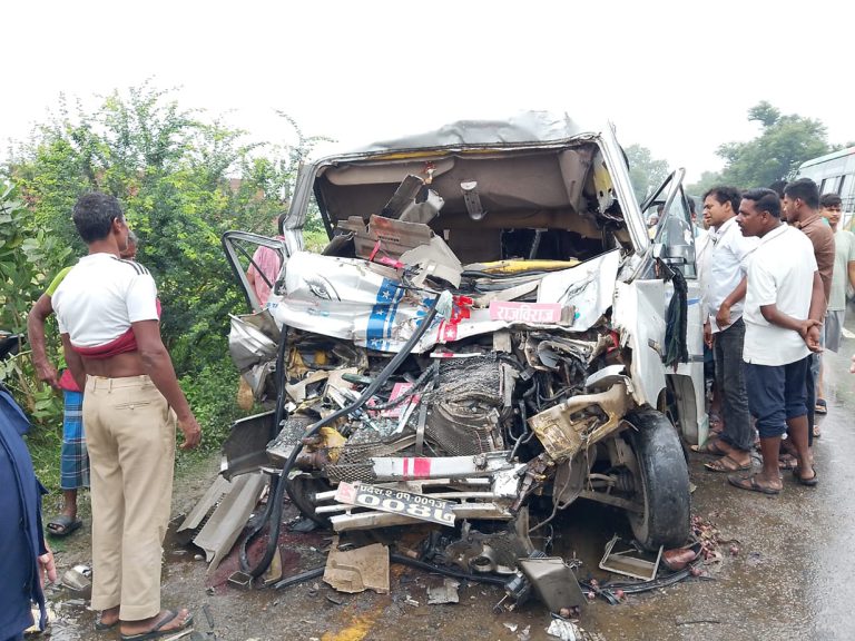 सुनसरीमा बस र माइक्रो ठोक्किंदा ३ जनाको मृत्यु, १५ जना घाइते