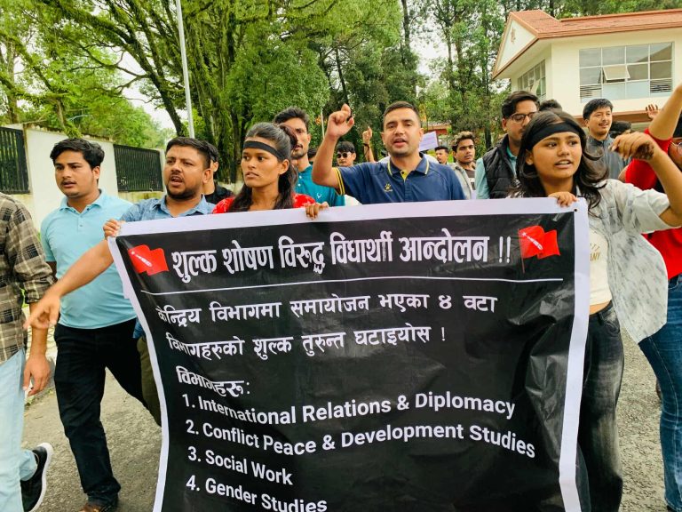 त्रिवि उपकुलपतिको ढोकामा अखिल क्रान्तिकारीको रिले अनशन