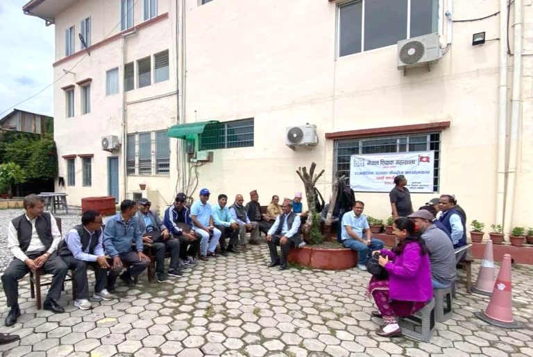एमाले कार्यालयमा शिक्षकहरुको धर्ना, विधेयक सच्याउन माग