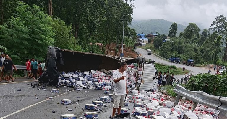 उदयपुरगढीमा ट्रकको ठक्करबाट एक वृद्धको मृत्यु, एकजना घाइते