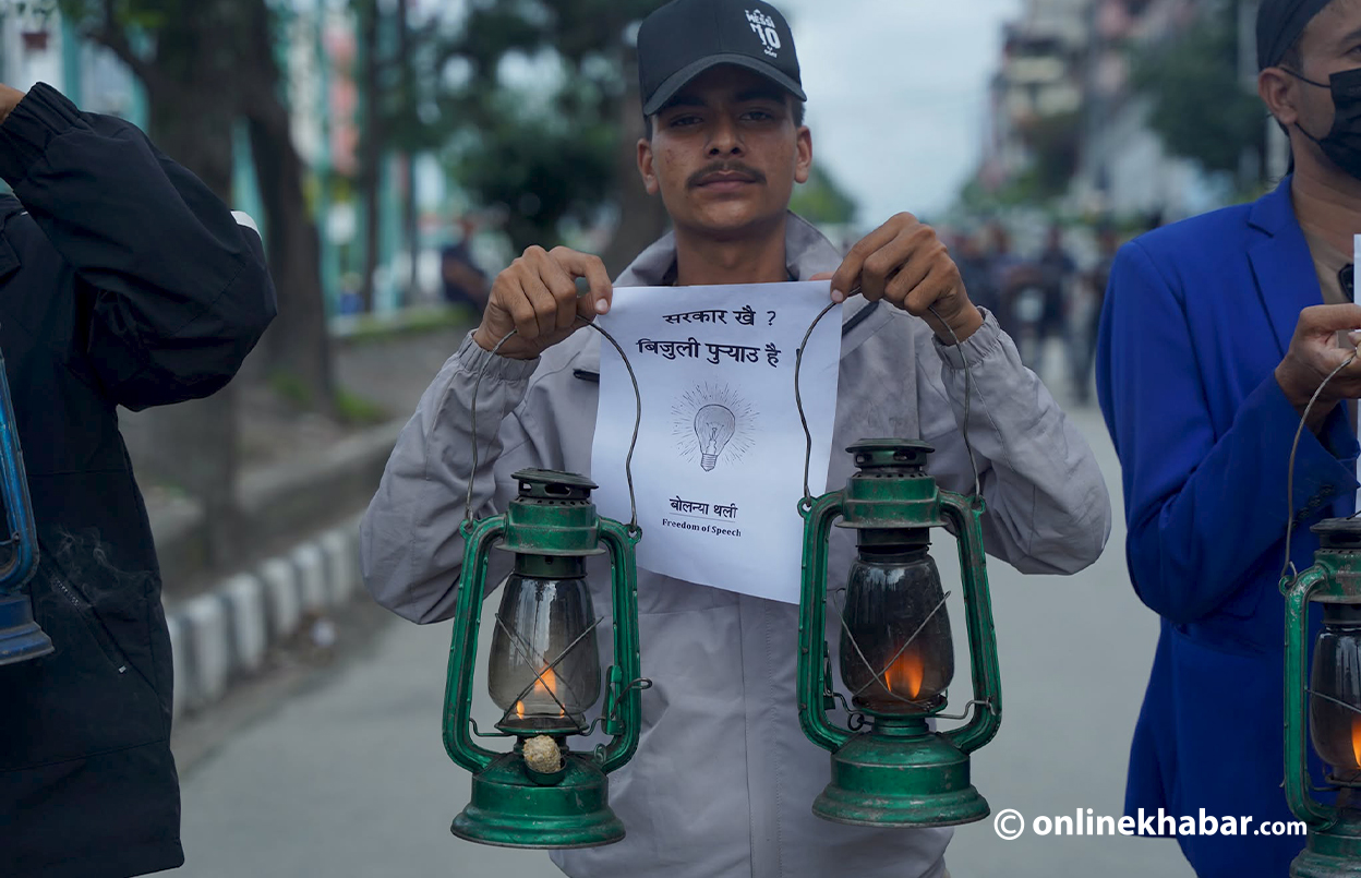 विद्युतीकरणको माग गर्दै अछामी युवाहरूले गरे लाल्टिन बालेर प्रदर्शन (तस्वीरहरू)