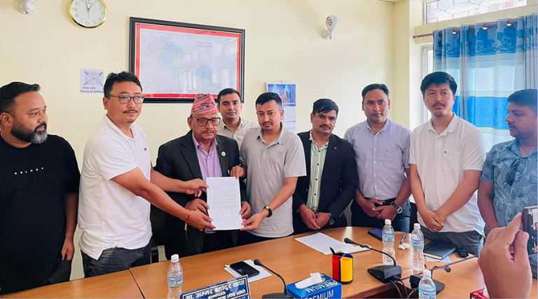 शिक्षा समिति सभापतिलाई विद्यार्थीको ज्ञापन : खुला प्रतिस्पर्धाबाट शिक्षक पदपूर्ति हुनुपर्छ