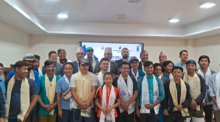 पहिलो पटक अपी हिमाल आरोहणमा लाग्यो टोली, पर्यटनले गर्‍यो बिदाइ