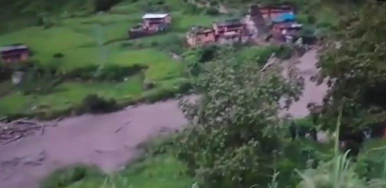 बाजुरामा खोलाको बाढीले दुईवटा घर बगायो