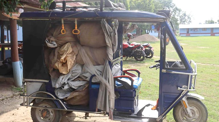 बील बिजक बिनाको साढे ४६ लाख बराबरको सञ्चार सामग्री बरामद