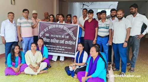 सहकर्मीमाथि कुटपिटको विरोधमा बटेश्वर गाउँपालिकाका स्वास्थ्यकर्मी धर्नामा