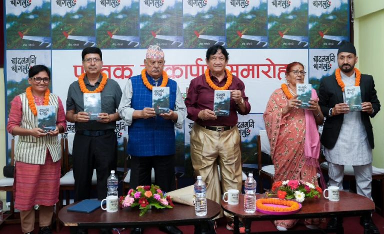 फिल्म निर्माता न्यौपानेले ल्याए पुस्तक ‘बादलमुनिको बागलुङ’
