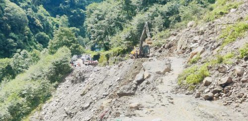 भोटेकोशीको इकोमा फेरि सडक भासियो, अरनिको राजमार्ग अवरुद्ध