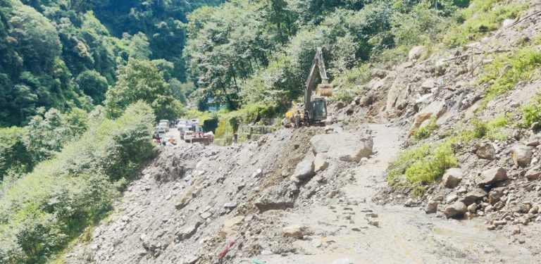 भोटेकोशीको इकोमा फेरि सडक भासियो, अरनिको राजमार्ग अवरुद्ध