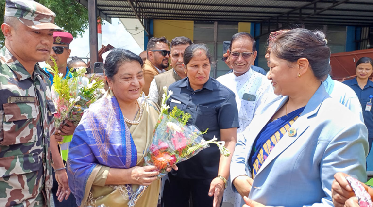 विराटनगरमा पूर्वराष्ट्रपति भण्डारीलाई राज्यमन्त्रीले गरिन् स्वागत