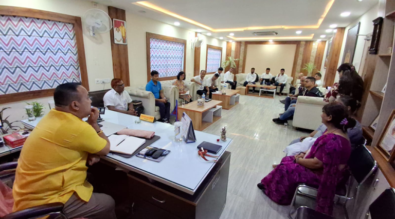 वीरगञ्जमा हैजा नियन्त्रणबारे स्वास्थ्य सेवा विभागसहितको टोलीसँग छलफल
