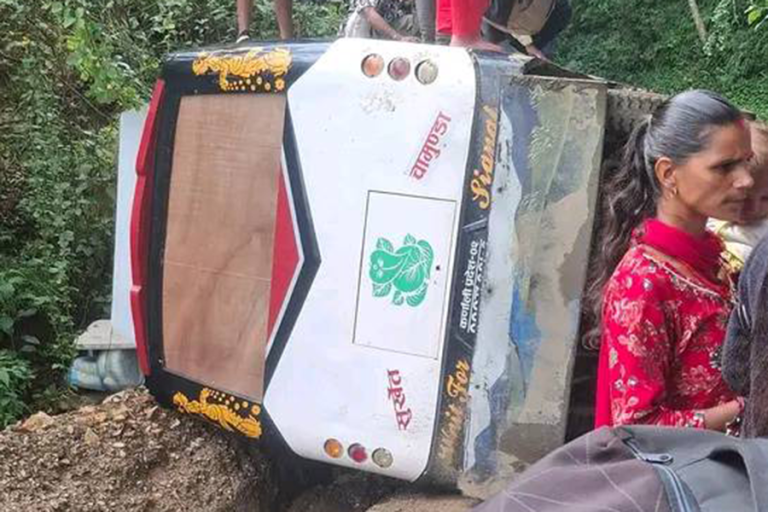 दैलेखमा मिनी बस दुर्घटना, ४ जना घाइते
