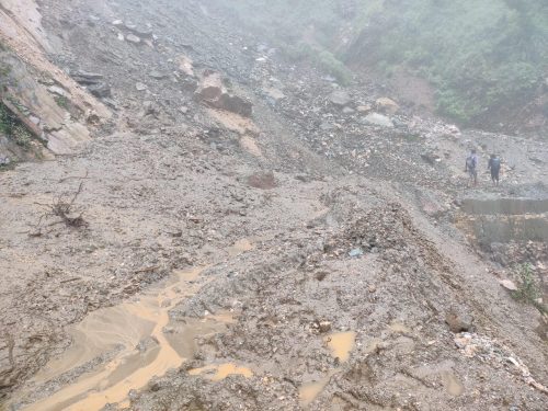 दार्चुला-गोकुलेश्वर सडक : पहिराले तेर्छालेक रनेबास  क्षेत्र अवरुद्ध