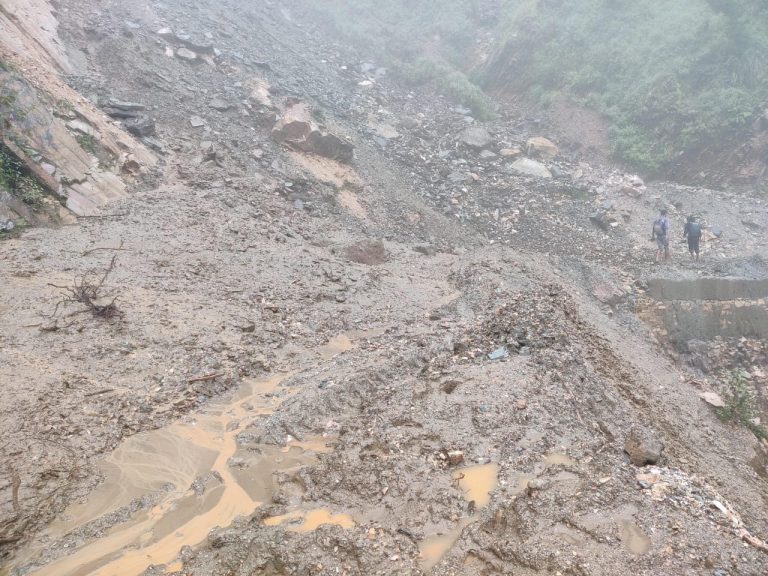 दार्चुला-गोकुलेश्वर सडक : पहिराले तेर्छालेक रनेबास  क्षेत्र अवरुद्ध