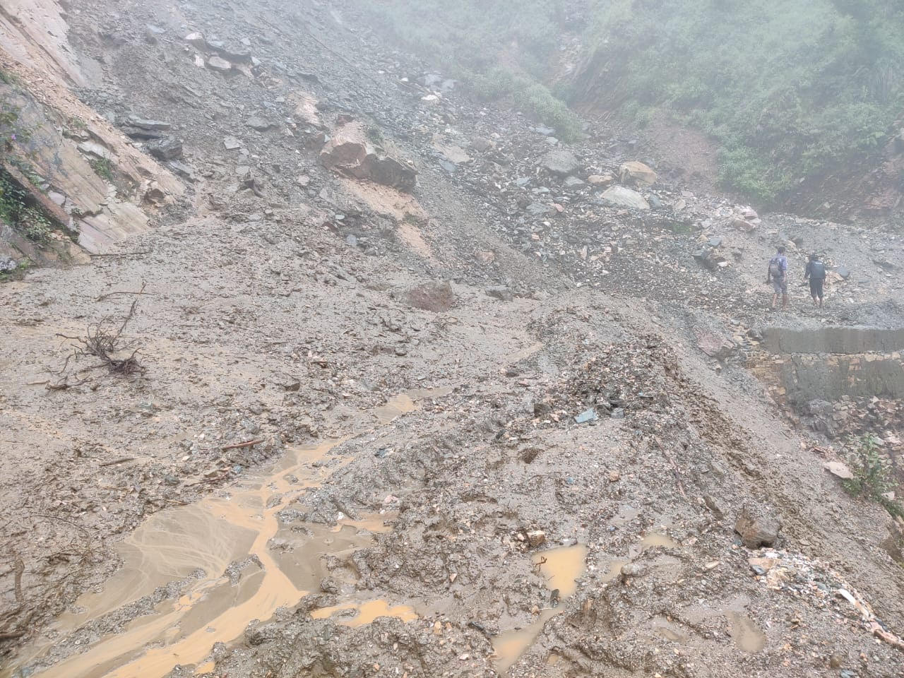 दार्चुला-गोकुलेश्वर सडक : पहिराले तेर्छालेक रनेबास  क्षेत्र अवरुद्ध